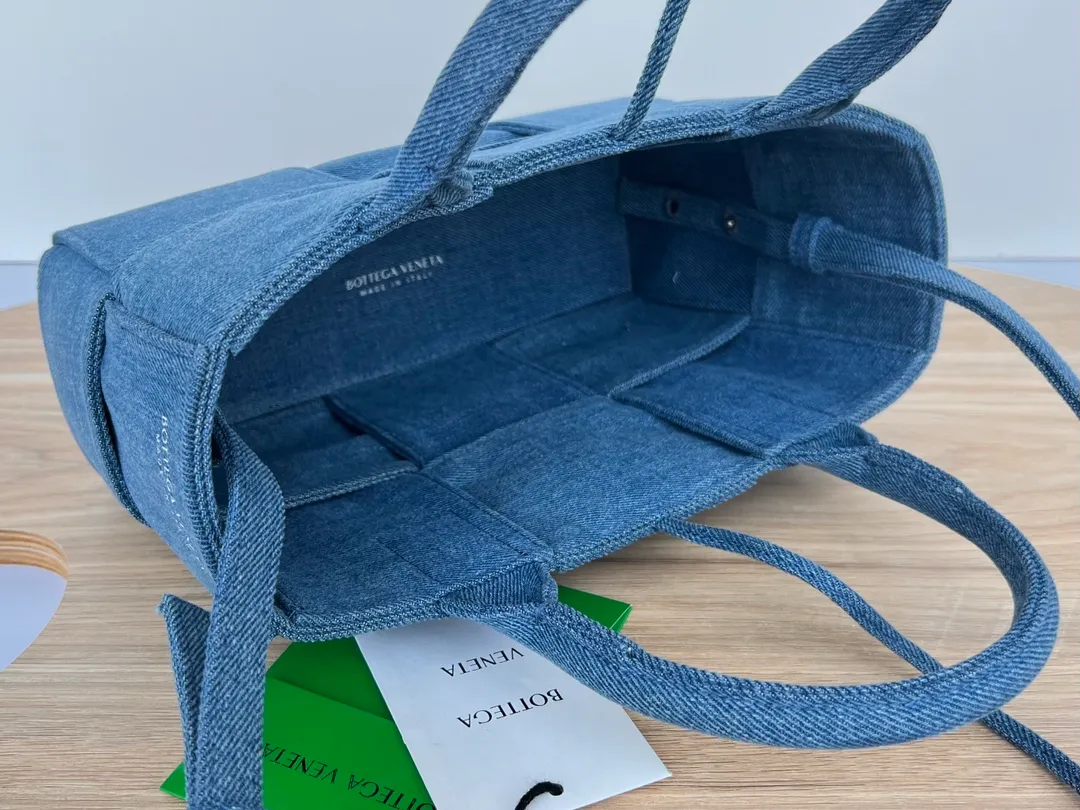 The new Denny denim tote bag 🎈 The denim bag that has been closely watched since the preview is out~ I really love this genderless denim tote bag. The soft denim material feels so comfortable and there are no creases [Victory] The size is suitable. It has a small bag inside and the upper body is really comfortable. It makes people feel happy 💙 If I don’t buy a denim bag this year, I dare not say that I know fashion!  Dimensions: 25x16x8.